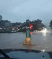 Пешеходы переходили дорогу по щиколотку в воде. 