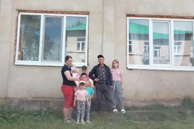 Семья вынужденно живет в доме, который признан аварийным.