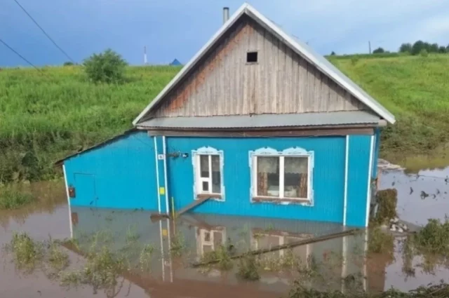 Уровень воды в селе постепенно снижается. 