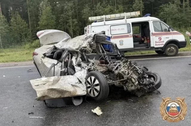 Седан погибшей на М-10 семьи превратился в груду искорёженного металла.
