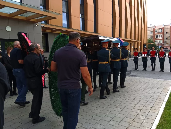 Гроб пронесли вдоль живого коридора.
