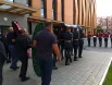 Гроб пронесли вдоль живого коридора.
