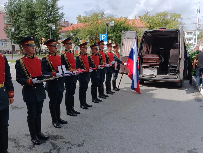 Военнослужащие почетного караула с наградами и портретом Куклевой.