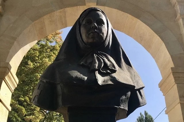 Кроткая заступница, «белая голубка», символ женской заботы — это всё о них.