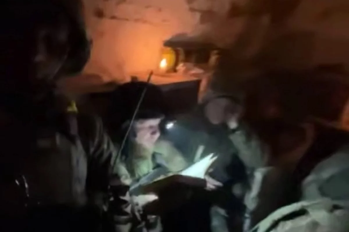 В Сети появилось видео, как украинские боевики читают книгу русского автора