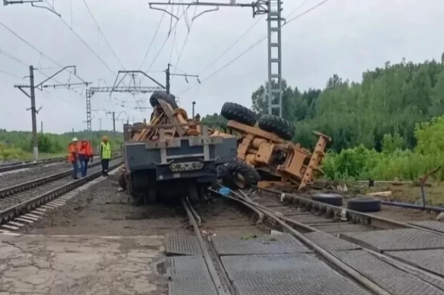 На пути выехал транспорт с прицепом. 