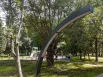 Фонари в аллее парка имеют необычную форму.