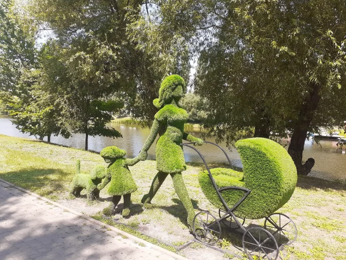 В парке много разных инсталляций.