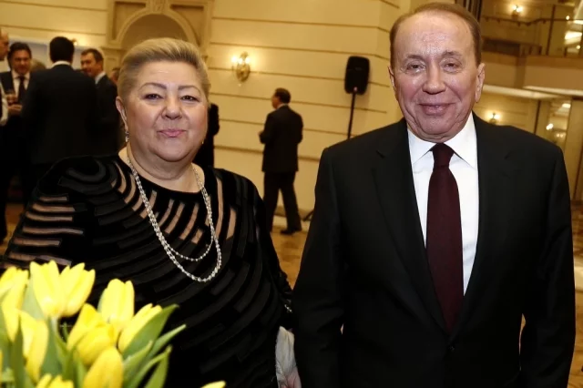 Если Александр Масляков был лицом КВН, его голосом и символом, то Светлана Анатольевна стала его невидимой, но абсолютно незаменимой опорой.