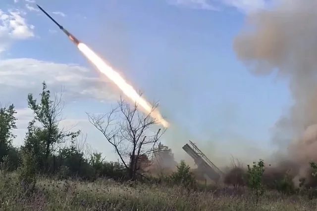РСЗО «Ураган» выполняет боевую задачу.