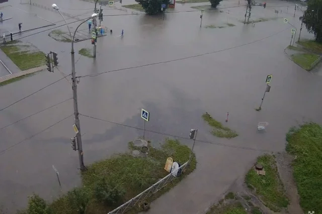 Улицы города перекрыты из-за подтоплений.