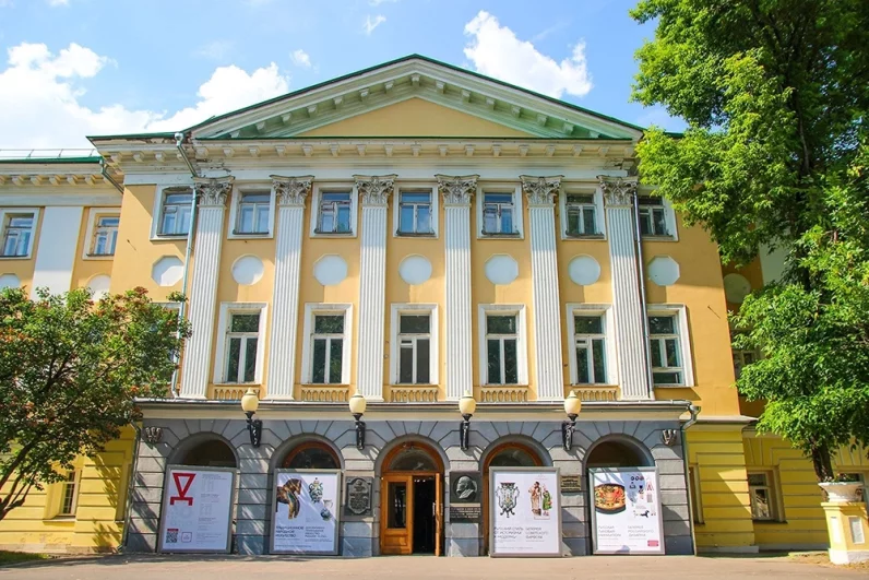 В рамках фестиваля пять усадеб вернули себе статус дворянских гнёзд. Здесь гостей учат играть в крикет и помогают создать образ в ретроателье.