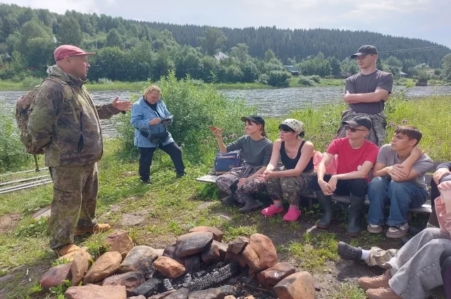 Инспектор парка Пермский Вячеслав Турдиев объясняет школьникам, как надо вести себя на природе.