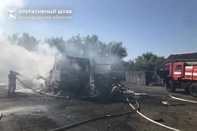 В Ракитянском округе в селе Центральное в результате атаки FPV-дрона загорелись два грузовых автомобиля — пожарным расчётом возгорание ликвидировано. 