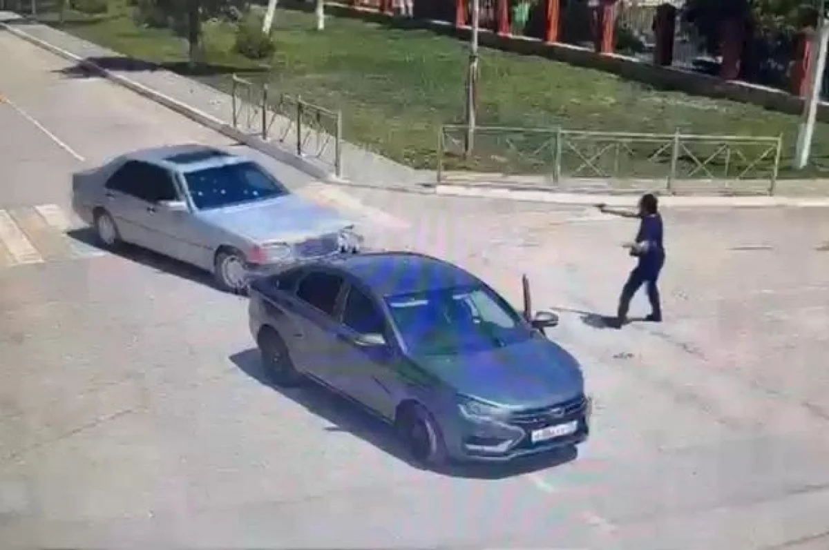Водитель в Дагестане стал «таранить» машину знакомого, чтобы убить его