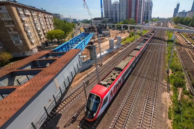 Для беспрепятственного съезда транспорта с Дмитровского шоссе на Валаамскую улицу специалисты возводят отдельную эстакаду протяженностью 460 метров. На соседней улице Милашенкова дорожники сооружают современный 230-метровый съезд и расширяют прилегающие объездные трассы.