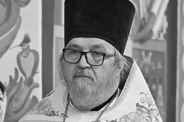 В аварии погиб настоятель храма в честь Святой Троицы села Хомутово протоиерей Вячеслав Пушкарев. 
