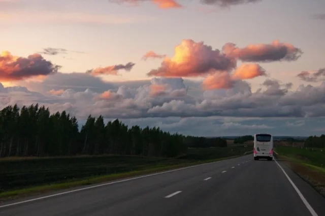 Бандиты поджидали автобус с коммерсантами в безлюдном месте.