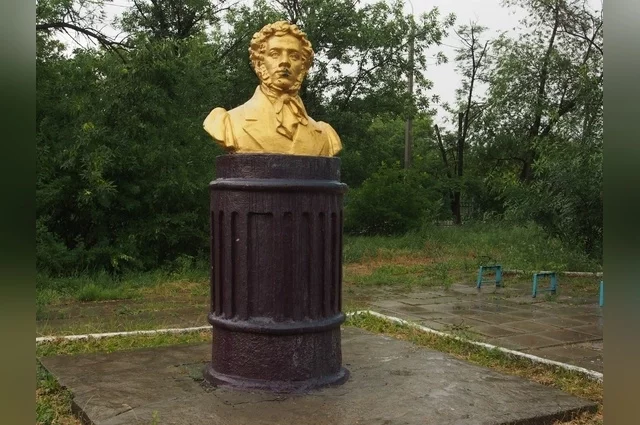 Памятник в Бекетовке, который разбили вандалы.