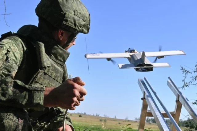 Военнослужащий расчета БПЛА «Молния-ПВО» группировки войск «Центр» на Добропольском направлении специальной военной операции.