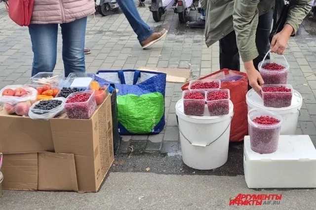 Уличная торговля идет бойко.