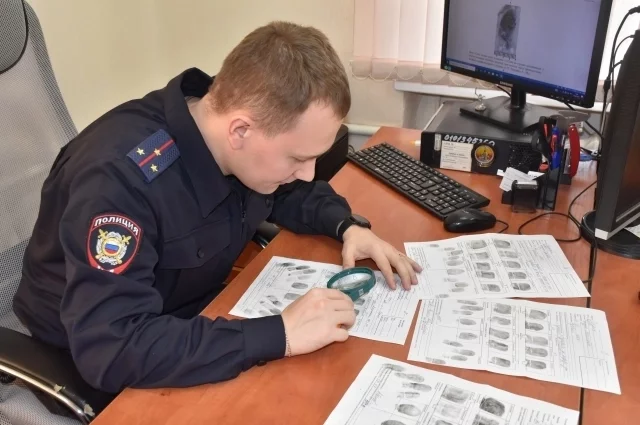 Владимир Калинин определяет преступников по отпечаткам пальцев.