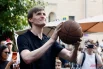 Президент Российской федерации баскетбола Андрей Кириленко рассказал детям о баскетболе и провел тренировку.