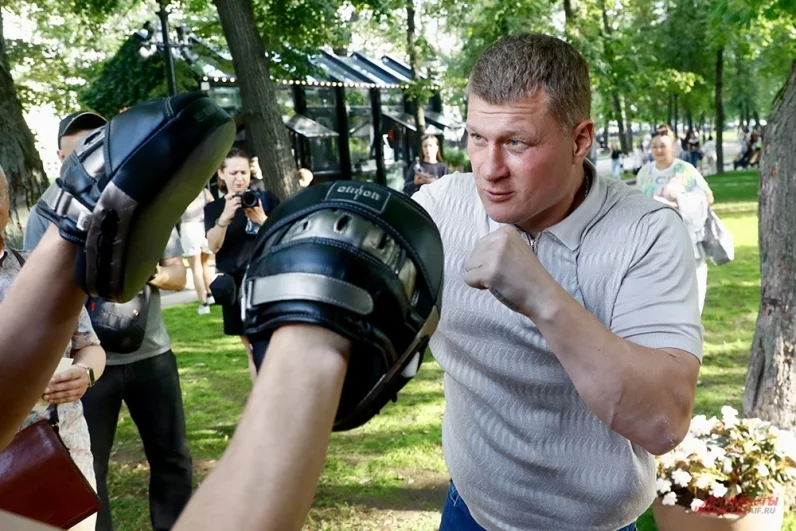 Поветкин научил посетителей «Брутального сада» своим нескольким фирменным ударам и забивать трехочковые.