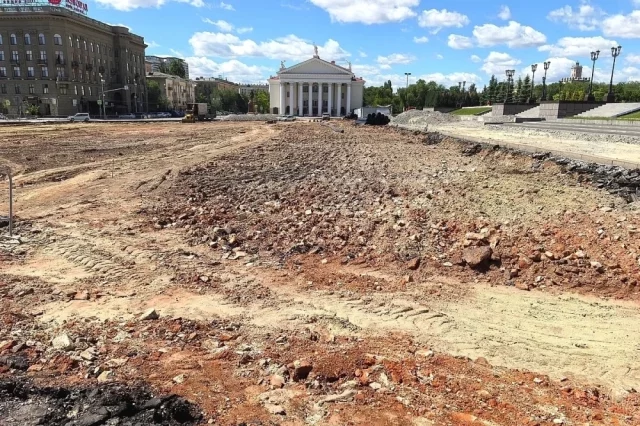 Пока работы на площади приостановлены.