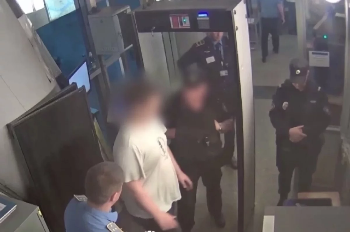 В метро Петербурга задержан мужчина с бомбой для теракта в виде GPS-трекера