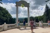 Со смотровой площадки можно увидеть большую клумбу в форме розы. 