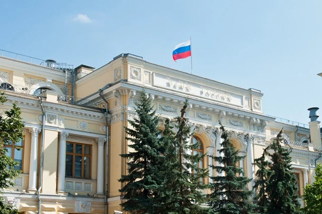 Еще в мае большинство экономистов не сомневалось: ЦБ, планомерно снижая ставку, доведет ее до 11–12% к концу года. В июне ситуация изменилась.