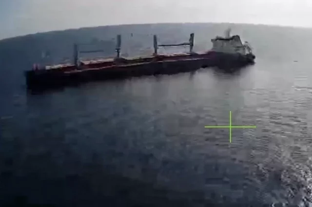Кадры удара БПЛА «Герань-4 сикер» по балкеру в порту Одессы.