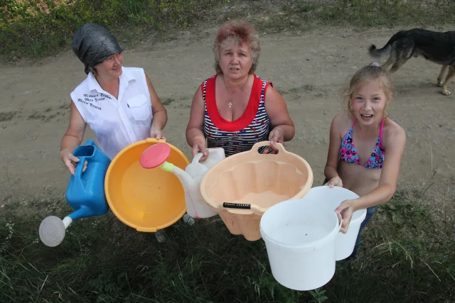 В 35-градусную жару дачники в Волжском остались без капли воды.
