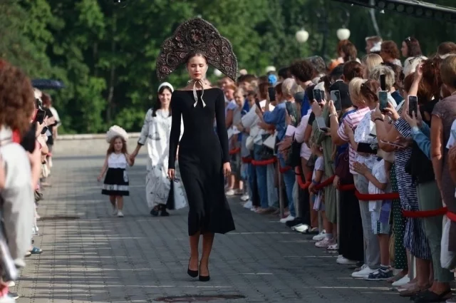 Мероприятие началось с модного показа.