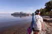 Примерно за час до отплытия отдыхающие начинают возвращаться к причалу. 