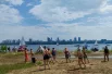 Песни Высоцкого на берегу звучали одновременно с гонками — зрители слушали музыку и следили за парусами.