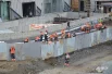 Однако рабочих на территории немало — при мне у них произошёл пересменок, и приехали десятки людей на автобусе. 