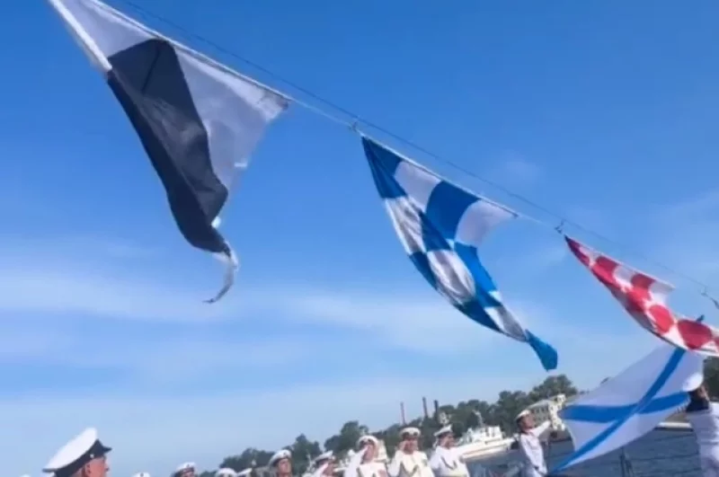 В Кронштадте на корабле-музее «Беспокойный» подняли флаги расцвечивания. 