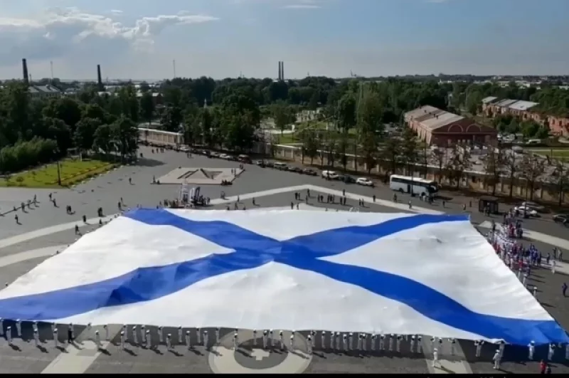В Кронштадте развернули Андреевский флаг. 