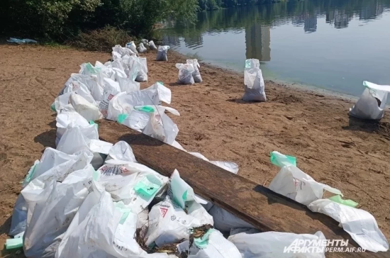 В мешки складывают загрязнённый грунт.