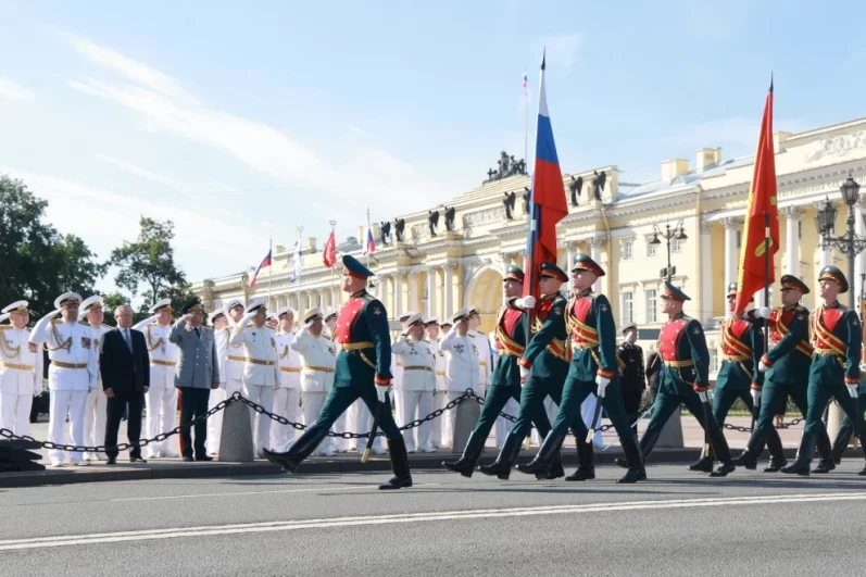 Церемония возложения цветов к памятнику Петру Первому