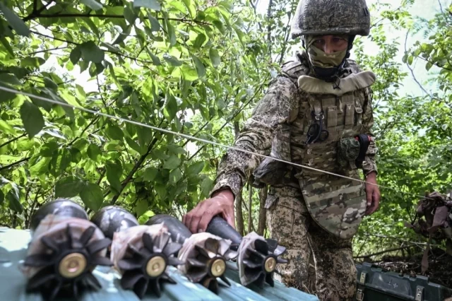 Боевая подготовка расчетов 82-мм миномета войск ВС РФ.