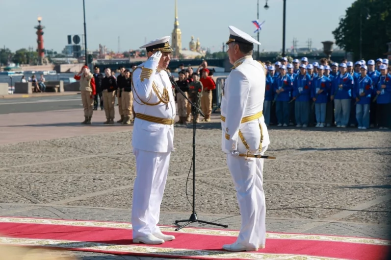На церемонии поднятия Георгиевского Военно-Морского флага
