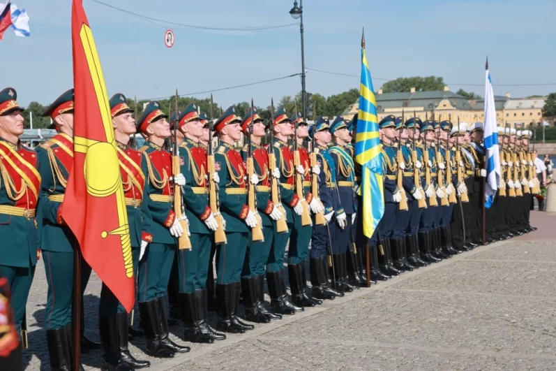 На церемонии поднятия Георгиевского Военно-Морского флага