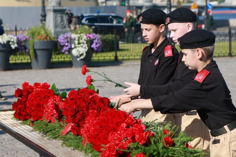 Возложение цветов к памятнику Петру Первому. 