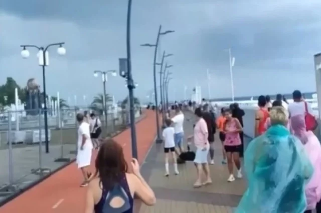Люди бежали с пляжа в Сириусе кто куда, после того, как смерч вышел на побережье. 