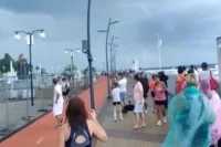 Люди бежали с пляжа в Сириусе кто куда, после того, как смерч вышел на побережье.