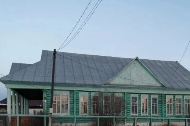 В маленьком здании умещаются школа, библиотека и клуб.