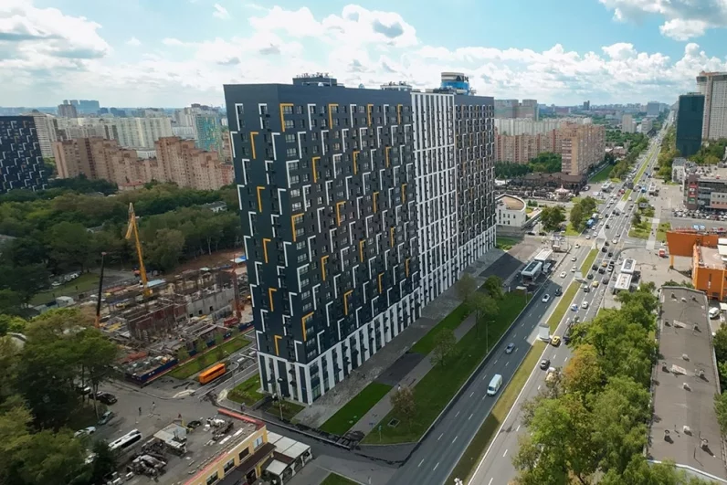 Рядом с новым домом находится станция метро «Новые Черемушки», несколько школ, детские сады и парковые зоны.